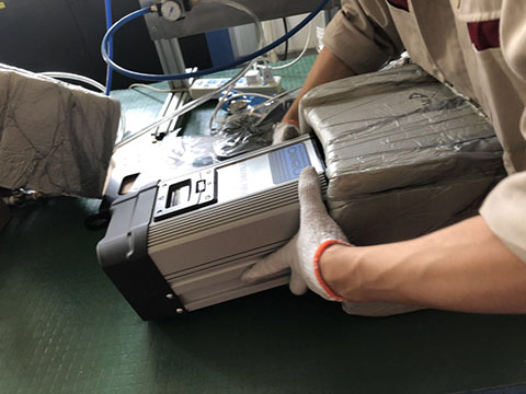 從包裝箱中取出SR模塊化吸干機 從包裝箱中取出SR模塊化吸干機