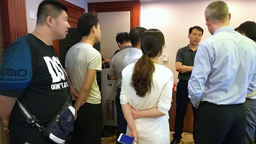 氣體凈化和制氮技術交流會休息期間代表們看產品和新討論 氣體凈化和制氮技術交流會休息期間代表們看產品和新討論